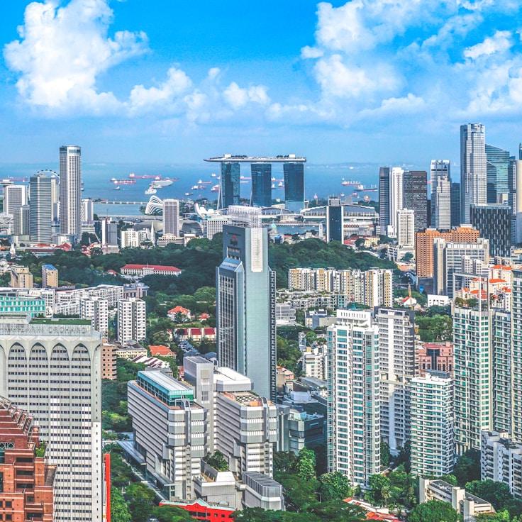 Parents evaluating schools in France